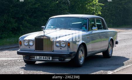 Stoke Goldington, Regno Unito - 12 maggio 2024:1980 Silver Rolls Royce Silver Shadow 2 auto d'epoca che guida su una strada inglese Foto Stock