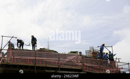 salvador, bahia, brasile - 22 aprile 2024: I lavoratori edili si vedono spostare la struttura per un viadotto nella città di Salvador. Foto Stock