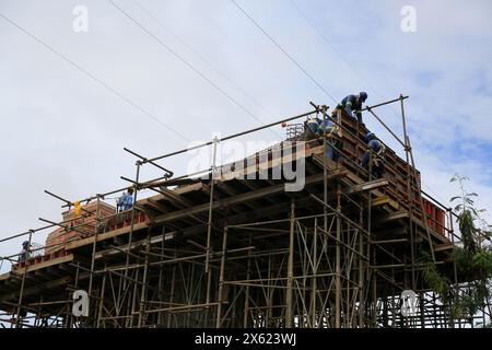 salvador, bahia, brasile - 22 aprile 2024: I lavoratori edili si vedono spostare la struttura per un viadotto nella città di Salvador. Foto Stock