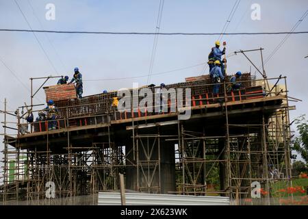 salvador, bahia, brasile - 22 aprile 2024: I lavoratori edili si vedono spostare la struttura per un viadotto nella città di Salvador. Foto Stock