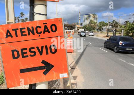 salvador, bahia, brasile - 13 marzo 2024: Segnale stradale indica una deviazione dovuta a lavori di costruzione nella città di Salvador. Foto Stock