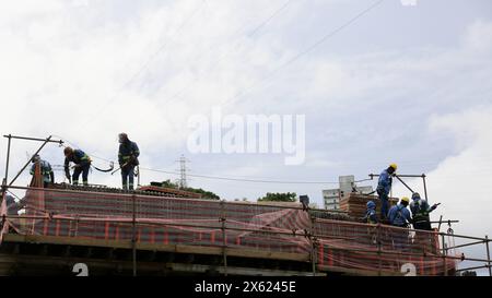 Operaio edile salvador, bahia, brasile - 22 aprile 2024: I lavoratori edili si vedono spostare la struttura per un viadotto nella città di Salvador. SALVADOR BAHIA BRASILE Copyright: XJoaxSouzax 220424JOA013 Foto Stock