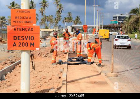 Operaio edile salvador, bahia, brasile - 13 marzo 2024: I lavoratori edili stanno costruendo un marciapiede su una strada pubblica nella città di Salvador. SALVADOR BAHIA BRASILE Copyright: XJoaxSouzax 120324JOA021 Foto Stock