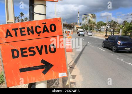 Operaio edile salvador, bahia, brasile - 13 marzo 2024: Segnale stradale indica una deviazione dovuta a lavori di costruzione nella città di Salvador. SALVADOR BAHIA BRASILE Copyright: XJoaxSouzax 120324JOA024 Foto Stock