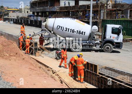 Operaio edile salvador, bahia, brasile - 22 aprile 2024: I lavoratori edili sono visti vicino a una betoniera nella città di Salvador. SALVADOR BAHIA BRASILE Copyright: XJoaxSouzax 220424JOA016 Foto Stock