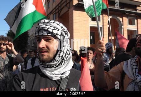 Roma, Italia. 11 maggio 2024. Circa 2.000 attivisti palestinesi e italiani, tra cui centinaia di studenti dell'Università la Sapienza, protestano pro Palestina a Roma, in Italia, 11 maggio 2024. (Foto di Elisa Gestri/Sipa USA) credito: SIPA USA/Alamy Live News Foto Stock