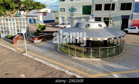 Disco volante in mostra a bahia morro do chepeu, bahia, brasile - 27 aprile 2024: Disco volante esposto in una strada della città di Morro do Chapeu. MORRO DO CHAPEU BAHIA BRASILE COPYRIGHT: XJOAXSOUZAX 270424JOA096 Foto Stock