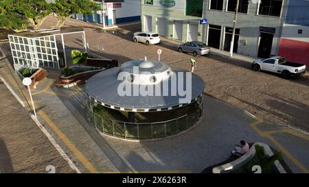 Disco volante in mostra a bahia morro do chepeu, bahia, brasile - 27 aprile 2024: Disco volante esposto in una strada della città di Morro do Chapeu. MORRO DO CHAPEU BAHIA BRASILE COPYRIGHT: XJOAXSOUZAX 270424JOA101 Foto Stock