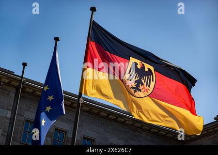 Die Fahnen der Europaeische Union und der Bundesrepublik Deutschland fliegen vor dem Bundesministerium der Finanzen a Berlino AM 12. Mai 2024. Europawahl 2024 *** le bandiere dell'Unione europea e della Repubblica federale di Germania volano di fronte al Ministero federale delle Finanze a Berlino il 12 maggio 2024 alle elezioni europee del 2024 Foto Stock