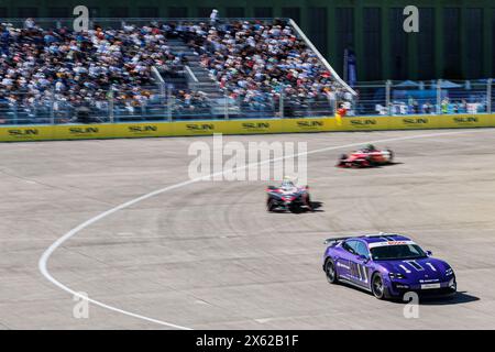 Safety car durante l'ePrix di Berlino 2024, 7° incontro del Campionato Mondiale ABB FIA Formula e 2023-24, sul circuito di Tempelhof Airport Street dal 10 al 12 maggio 2024 a Berlino, Germania Foto Stock