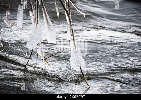 Acqua corrente fredda ghiacciata lungo le rive del fiume St. Lawrence durante l'inverno. Foto Stock