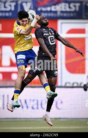 Sint Truiden, Belgio. 12 maggio 2024. Il Kahveh Zahiroleslam e il Mory Konate di Mechelen combattono per il ballo durante una partita di calcio tra Sint-Truidense VV e KV Mechelen, domenica 12 maggio 2024 a Sint-Truiden, il giorno 8 (su 10) dei play-off europei della prima divisione della "Jupiler Pro League" 2023-2024 del campionato belga. BELGA FOTO JOHAN EYCKENS credito: Belga News Agency/Alamy Live News Foto Stock