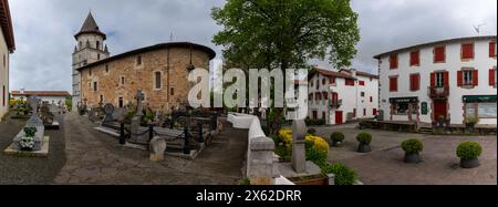 Ainhoa. Francia - 16 aprile 2024: Vista panoramica della piazza e della chiesa nel centro di Ainhoa nei Pirenei francesi Foto Stock