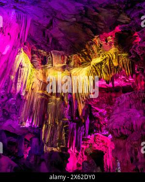 Gibilterra, Regno Unito - 27 aprile 2024: Proiezione luminosa di un angelo nella grotta di San Michele a Gibilterra Foto Stock