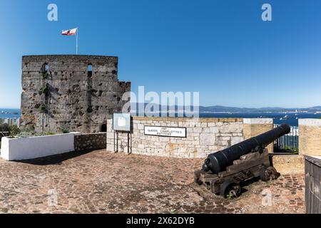 Gibilterra, Regno Unito - 27 aprile 2024: Veduta della batteria della Regina Carlotta e del Castello moresco sulla roccia di Gibilterra Foto Stock