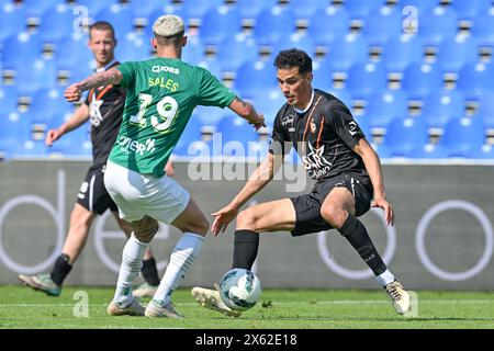 Vendite Arthur De Oliveira (19) di Lommel in un duello con Teo Quintero (3) di KMSK Deinze durante una partita di calcio tra KMSK Deinze e SK Lommel nei play-off di promozione finale - seconda tappa nella stagione Challenger Pro League 2023-2024 , domenica 12 maggio 2024 a Deinze , Belgio . FOTO SPORTPIX | David Catry Foto Stock