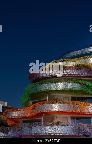 Ibiza, Spagna - 1° febbraio 2024: Vista dell'architettura moderna e distintiva del residence Miramar e degli appartamenti nel centro di Eivissa Foto Stock