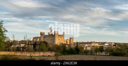 Olmillos de Sasamon, Spagna - 13 aprile 2024: Vista del castello e villaggio di Olmillos de Sasamon nella Spagna centro-settentrionale Foto Stock