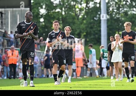 Deinze, Belgio. 12 maggio 2024. Giocatori di Deinze con Souleymane Anne (22) di KMSK Deinze ringraziando i tifosi e i tifosi di Deinze dopo una partita di calcio tra KMSK Deinze e SK Lommel nelle finali dei play-off di promozione - seconda tappa nella stagione Challenger Pro League 2023-2024, domenica 12 maggio 2024 a Deinze, Belgio . Crediti: Sportpix/Alamy Live News Foto Stock