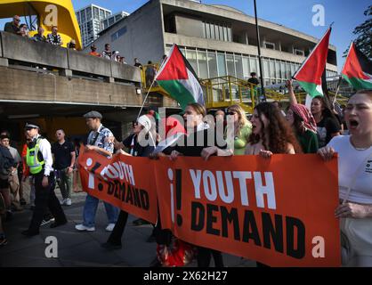 I manifestanti marciano lungo la Southbank dietro striscioni che dicono “domanda giovanile”. Una protesta pro-palestinese si è tenuta intorno all'area di Waterloo a Londra, con i manifestanti che hanno chiuso Waterloo Bridge per un certo periodo di tempo. La manifestazione è stata organizzata dalla Youth Demand e sostenuta dagli operatori sanitari per la Palestina. Chiedono un embargo sulle armi bidirezionale con Israele e la cessazione dei bombardamenti di Rafah. Israele continua a colpire Gaza oltre sei mesi dall'inizio della guerra. Foto Stock