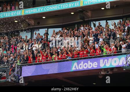 Wembley Stadium, Londra, Regno Unito. 12 maggio 2024. Finale di fa Cup femminile, Manchester United contro il Tottenham Hotspur; il capitano del Manchester United Katie Zelem solleva il trofeo della vincitrice della Adobe fa Cup femminile. Credito: Action Plus Sports/Alamy Live News Foto Stock