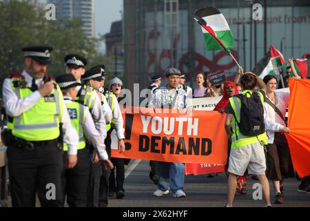 I manifestanti marciano lungo il Waterloo Bridge dietro uno striscione che dice "la domanda giovanile" osservata da vicino dalla polizia. Una protesta pro-palestinese si è tenuta intorno all'area di Waterloo a Londra, con i manifestanti che hanno chiuso Waterloo Bridge per un certo periodo di tempo. La manifestazione è stata organizzata dalla Youth Demand e sostenuta dagli operatori sanitari per la Palestina. Chiedono un embargo sulle armi bidirezionale con Israele e la cessazione dei bombardamenti di Rafah. Israele continua a colpire Gaza oltre sei mesi dall'inizio della guerra. (Foto di Martin Pope/SOPA Images/Sipa USA) Foto Stock