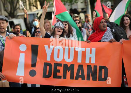 Londra, Regno Unito. 11 maggio 2024. I manifestanti marciano lungo la Southbank dietro uno striscione che dice "˜domanda giovanile". Una protesta pro-palestinese si è tenuta intorno all'area di Waterloo a Londra, con i manifestanti che hanno chiuso Waterloo Bridge per un certo periodo di tempo. La manifestazione è stata organizzata dalla Youth Demand e sostenuta dagli operatori sanitari per la Palestina. Chiedono un embargo sulle armi bidirezionale con Israele e la cessazione dei bombardamenti di Rafah. Israele continua a colpire Gaza oltre sei mesi dall'inizio della guerra. (Credit Image: © Martin Pope/SOPA Images via ZUMA Press Wire) SOLO PER USO EDITORIALE! No Foto Stock