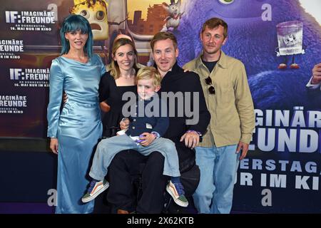 Samuel Koch mit Ehefrau Sarah Elena Timpe, Bruder Jonathan Koch mit Ehefrau Anna Fahrnländer und Sohn Theodor Koch beim Special Screening zu SE: IMAGINÄRE FREUNDE im Cinemaxx a Berlino AM 12.05.2024 *** Samuel Koch con la moglie Sarah Elena Timpe, il fratello Jonathan Koch con la moglie Anna Fahrnländer e il figlio Theodor Koch alla proiezione speciale di IF IMAGINARY FRIENDS al Cinemaxx di Berlino il 12 05 2024 Foto Stock