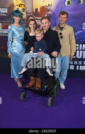 Samuel Koch mit Ehefrau Sarah Elena Timpe, Bruder Jonathan Koch mit Ehefrau Anna Fahrnländer und Sohn Theodor Koch beim Special Screening zu SE: IMAGINÄRE FREUNDE im Cinemaxx a Berlino AM 12.05.2024 *** Samuel Koch con la moglie Sarah Elena Timpe, il fratello Jonathan Koch con la moglie Anna Fahrnländer e il figlio Theodor Koch alla proiezione speciale di IF IMAGINARY FRIENDS al Cinemaxx di Berlino il 12 05 2024 Foto Stock