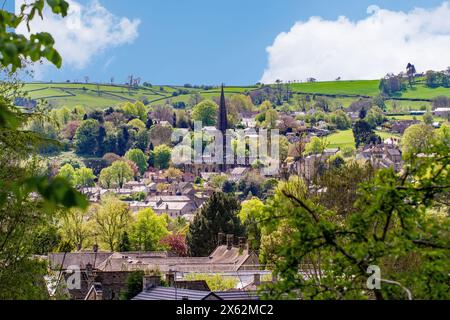 Vista dal sentiero Monsal sul Peak District Derbyshire, città di Bakewell con cottage e chiesa di tutti i Santi Foto Stock