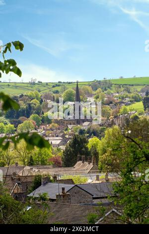 Vista dal sentiero Monsal sul Peak District Derbyshire, città di Bakewell con cottage e chiesa di tutti i Santi Foto Stock