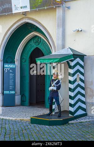 LISBONA, PORTOGALLO - 8 APRILE 2024: Soldato portoghese di guardia all'ingresso del Museo Nazionale della Guardia Repubblicana. La scena di importanti eventi storici Foto Stock