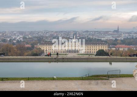 VIENNA, AUSTRIA - 19 novembre 2023: Veduta del palazzo di Schönbrunn che si affaccia dal Gloriett di Vienna Foto Stock