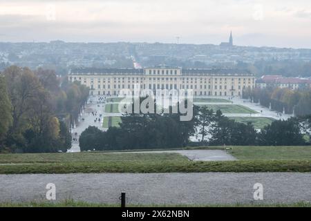 VIENNA, AUSTRIA - 19 novembre 2023: Veduta del fmaous palazzo Schönbrunn a Vienna, Austria Foto Stock