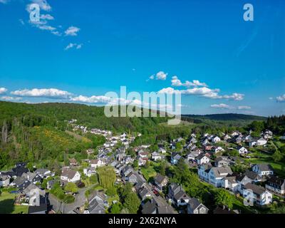 Ein wunderschoener wunderschöner Fruehlingstag Frühlingstag im Siegerland neigt sich dem Ende. Luftaufnahme des Ortes Siegen-Oberschelden bei schoenem schönem Abendlicht. Der Himmel ist blau mit leichter Bewoelkung Bewölkung, Schoenwetterwolken Schönwetterwolken. Fruehling Frühling im Siegerland AM 12.05.2024 a Siegen/Deutschland. *** Un bellissimo giorno primaverile a Siegerland sta volgendo al termine Vista aerea di Place Siegen Oberschelden nella splendida luce serale il cielo è blu con nuvole chiare, nuvole di bel tempo nuvole di bel tempo nuvole primavera a Siegerland Foto Stock