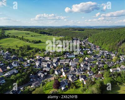 Ein wunderschoener wunderschöner Fruehlingstag Frühlingstag im Siegerland neigt sich dem Ende. Luftaufnahme des Ortes Siegen-Oberschelden bei schoenem schönem Abendlicht. Der Himmel ist blau mit leichter Bewoelkung Bewölkung, Schoenwetterwolken Schönwetterwolken. Fruehling Frühling im Siegerland AM 12.05.2024 a Siegen/Deutschland. *** Un bellissimo giorno primaverile a Siegerland sta volgendo al termine Vista aerea di Place Siegen Oberschelden nella splendida luce serale il cielo è blu con nuvole chiare, nuvole di bel tempo nuvole di bel tempo nuvole primavera a Siegerland Foto Stock