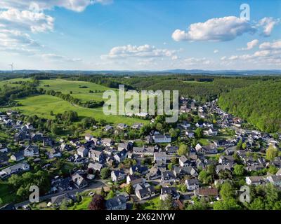 Ein wunderschoener wunderschöner Fruehlingstag Frühlingstag im Siegerland neigt sich dem Ende. Luftaufnahme des Ortes Siegen-Oberschelden bei schoenem schönem Abendlicht. Der Himmel ist blau mit leichter Bewoelkung Bewölkung, Schoenwetterwolken Schönwetterwolken. Fruehling Frühling im Siegerland AM 12.05.2024 a Siegen/Deutschland. *** Un bellissimo giorno primaverile a Siegerland sta volgendo al termine Vista aerea di Place Siegen Oberschelden nella splendida luce serale il cielo è blu con nuvole chiare, nuvole di bel tempo nuvole di bel tempo nuvole primavera a Siegerland Foto Stock