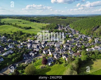 Ein wunderschoener wunderschöner Fruehlingstag Frühlingstag im Siegerland neigt sich dem Ende. Luftaufnahme des Ortes Siegen-Oberschelden bei schoenem schönem Abendlicht. Der Himmel ist blau mit leichter Bewoelkung Bewölkung, Schoenwetterwolken Schönwetterwolken. Fruehling Frühling im Siegerland AM 12.05.2024 a Siegen/Deutschland. *** Un bellissimo giorno primaverile a Siegerland sta volgendo al termine Vista aerea di Place Siegen Oberschelden nella splendida luce serale il cielo è blu con nuvole chiare, nuvole di bel tempo nuvole di bel tempo nuvole primavera a Siegerland Foto Stock