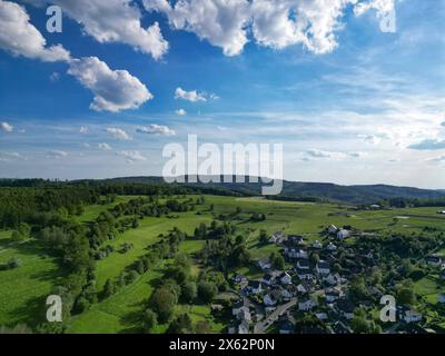 Ein wunderschoener wunderschöner Fruehlingstag Frühlingstag im Siegerland neigt sich dem Ende. Luftaufnahme des Ortes Siegen-Oberschelden bei schoenem schönem Abendlicht. Der Himmel ist blau mit leichter Bewoelkung Bewölkung, Schoenwetterwolken Schönwetterwolken. Fruehling Frühling im Siegerland AM 12.05.2024 a Siegen/Deutschland. *** Un bellissimo giorno primaverile a Siegerland sta volgendo al termine Vista aerea di Place Siegen Oberschelden nella splendida luce serale il cielo è blu con nuvole chiare, nuvole di bel tempo nuvole di bel tempo nuvole primavera a Siegerland Foto Stock