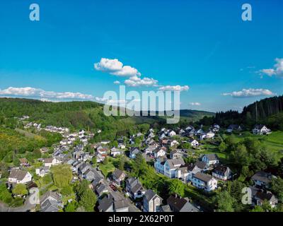 Ein wunderschoener wunderschöner Fruehlingstag Frühlingstag im Siegerland neigt sich dem Ende. Luftaufnahme des Ortes Siegen-Oberschelden bei schoenem schönem Abendlicht. Der Himmel ist blau mit leichter Bewoelkung Bewölkung, Schoenwetterwolken Schönwetterwolken. Fruehling Frühling im Siegerland AM 12.05.2024 a Siegen/Deutschland. *** Un bellissimo giorno primaverile a Siegerland sta volgendo al termine Vista aerea di Place Siegen Oberschelden nella splendida luce serale il cielo è blu con nuvole chiare, nuvole di bel tempo nuvole di bel tempo nuvole primavera a Siegerland Foto Stock