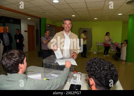 Vendrell, Spagna. 12 maggio 2024. Kenneth Martinez, sindaco di Vendrell (PSC) lancia il suo voto in un seggio elettorale a Vendrell, durante le elezioni regionali catalane del 2024. Più di 5,7 milioni di catalani possono esprimere il loro voto nelle stazioni elettorali per eleggere i loro rappresentanti al Presidente della Catalogna e i loro rappresentanti al Parlamento della Catalogna per i prossimi quattro anni. Credito: SOPA Images Limited/Alamy Live News Foto Stock