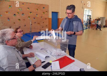 Vendrell, Spagna. 12 maggio 2024. Un votante esprime il suo voto in un seggio elettorale a Vendrell, durante le elezioni regionali catalane del 2024. Più di 5,7 milioni di catalani possono esprimere il loro voto nelle stazioni elettorali per eleggere i loro rappresentanti al Presidente della Catalogna e i loro rappresentanti al Parlamento della Catalogna per i prossimi quattro anni. Credito: SOPA Images Limited/Alamy Live News Foto Stock