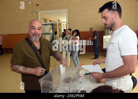 Vendrell, Spagna. 12 maggio 2024. Un uomo esprime il suo voto per eleggere il Presidente della Catalogna in una casella elettorale in un seggio elettorale a Vendrell più di 5,7 milioni di catalani possono esprimere il loro voto nelle stazioni elettorali per eleggere i loro rappresentanti al Presidente della Catalogna e i loro rappresentanti al Parlamento di Catalogna per i prossimi quattro anni. Credito: SOPA Images Limited/Alamy Live News Foto Stock