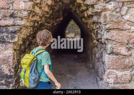 Ragazzo turista a Coba, Messico. Antica città maya in Messico. Coba è un'area archeologica e un famoso punto di riferimento della penisola dello Yucatan. Cielo nuvoloso Foto Stock