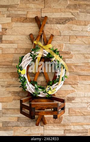 semplice decorazione pasquale appesa al muro Foto Stock