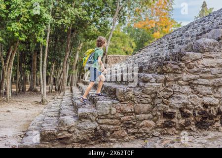 Ragazzo turista a Coba, Messico. Antica città maya in Messico. Coba è un'area archeologica e un famoso punto di riferimento della penisola dello Yucatan. Cielo nuvoloso Foto Stock