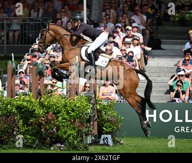 Badminton Estate, Gloucestershire, Regno Unito. 12 maggio 2024. 2024 MARS Badminton Horse Trials 5° giorno; Emily King (GBR) in sella a VALMYBIATS durante lo spettacolo salto il 5° giorno credito: Action Plus Sports/Alamy Live News Foto Stock