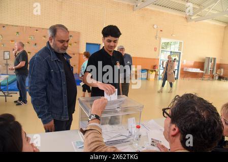 Vendrell, Spagna. 12 maggio 2024. Un votante esprime il suo voto in un seggio elettorale a Vendrell, durante le elezioni regionali catalane del 2024. Più di 5,7 milioni di catalani possono esprimere il loro voto nelle stazioni elettorali per eleggere i loro rappresentanti al Presidente della Catalogna e i loro rappresentanti al Parlamento della Catalogna per i prossimi quattro anni. (Foto di Ramon Costa/SOPA Images/Sipa USA) credito: SIPA USA/Alamy Live News Foto Stock