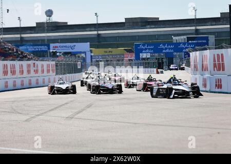 Germania, Berlino, 12 maggio 2024. Auto da corsa sul circuito della 10a giornata del campionato ABB FIA di Formula e 2023/24. L'e-Prix di Berlino 2024 si terrà a Berlino l'11 e 12 maggio 2024 con una doppia gara per la decima volta. La serie di corse elettriche 2023/2024 si svolgerà presso l'ex aeroporto di Tempelhof. Crediti: Sven Said/Alamy Live News Foto Stock