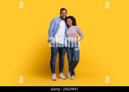 Un uomo e una donna in piedi l'uno accanto all'altro Foto Stock